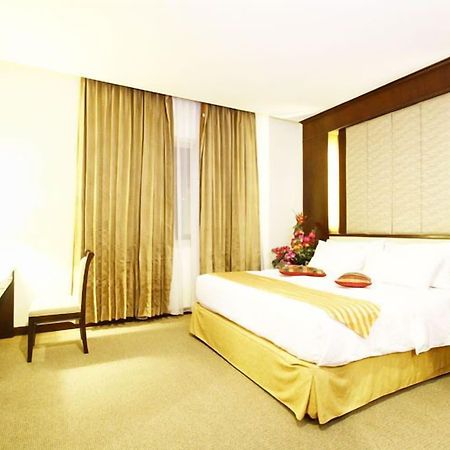 Plaza Inn Kendari Exterior photo