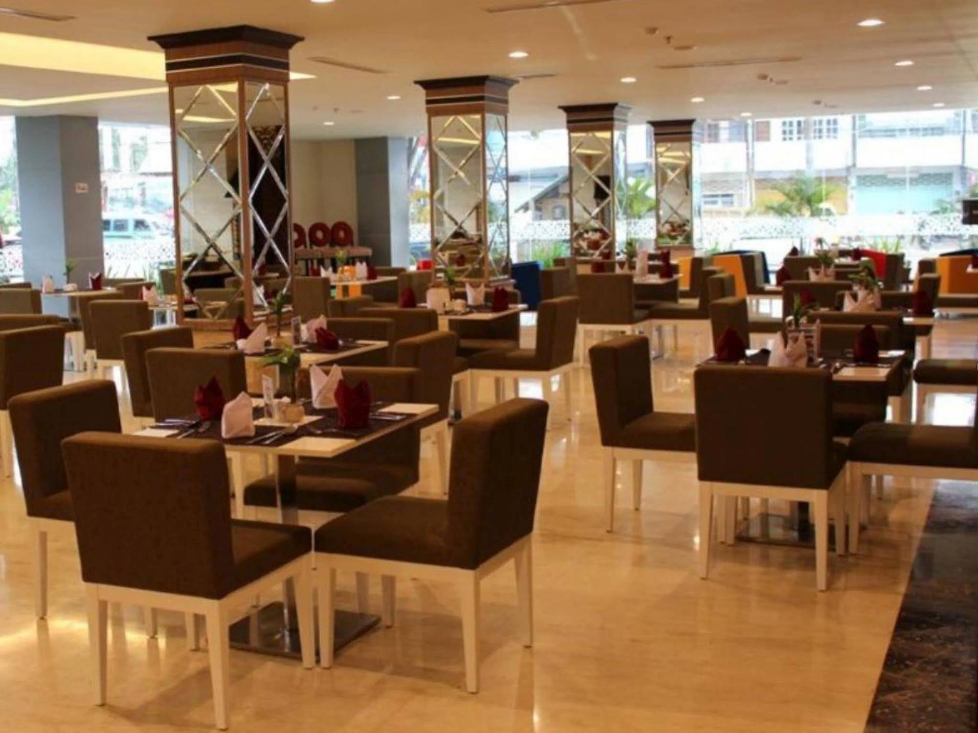 Plaza Inn Kendari Exterior photo